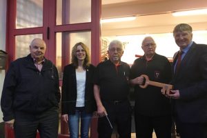 Harold Solms (l.), Verena Böcking und Detlef Rujanski (r.) waren bei der Eröffnung des Feuerwehrmuseums der Stadt Siegen in Trupbach bei der offiziellen Schlüsselübergabe an Klaus-Dieter Müller (m.) und seinem Team dabei.