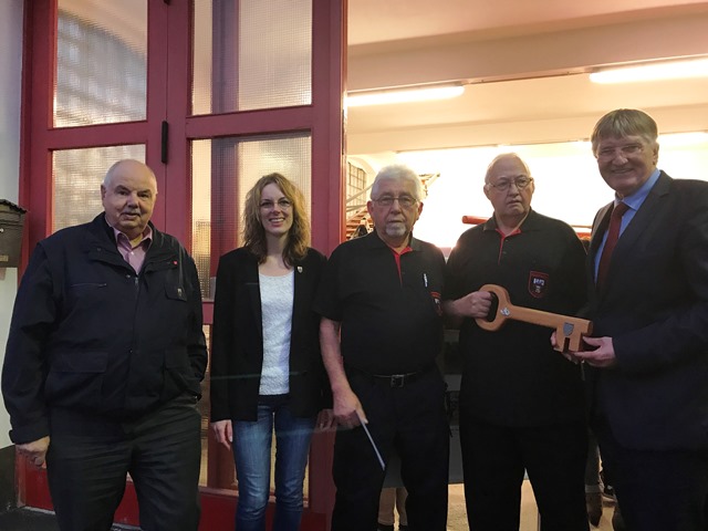 Harold Solms (l.), Verena Böcking und Detlef Rujanski (r.) waren bei der Eröffnung des Feuerwehrmuseums der Stadt Siegen in Trupbach bei der offiziellen Schlüsselübergabe an Klaus-Dieter Müller (m.) und seinem Team dabei.
