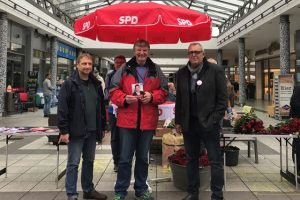 Reiner Lorenz, Detlef Rujanski und Andreas Haßler (v.l.n.r.) beim Wahlkampfendspurt in Weidenau.
