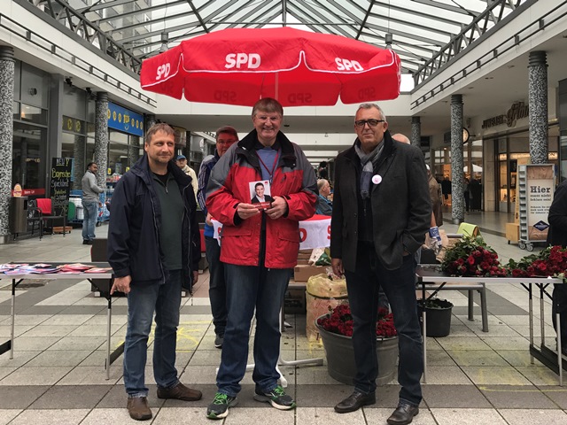 Reiner Lorenz, Detlef Rujanski und Andreas Haßler (v.l.n.r.) beim Wahlkampfendspurt in Weidenau.