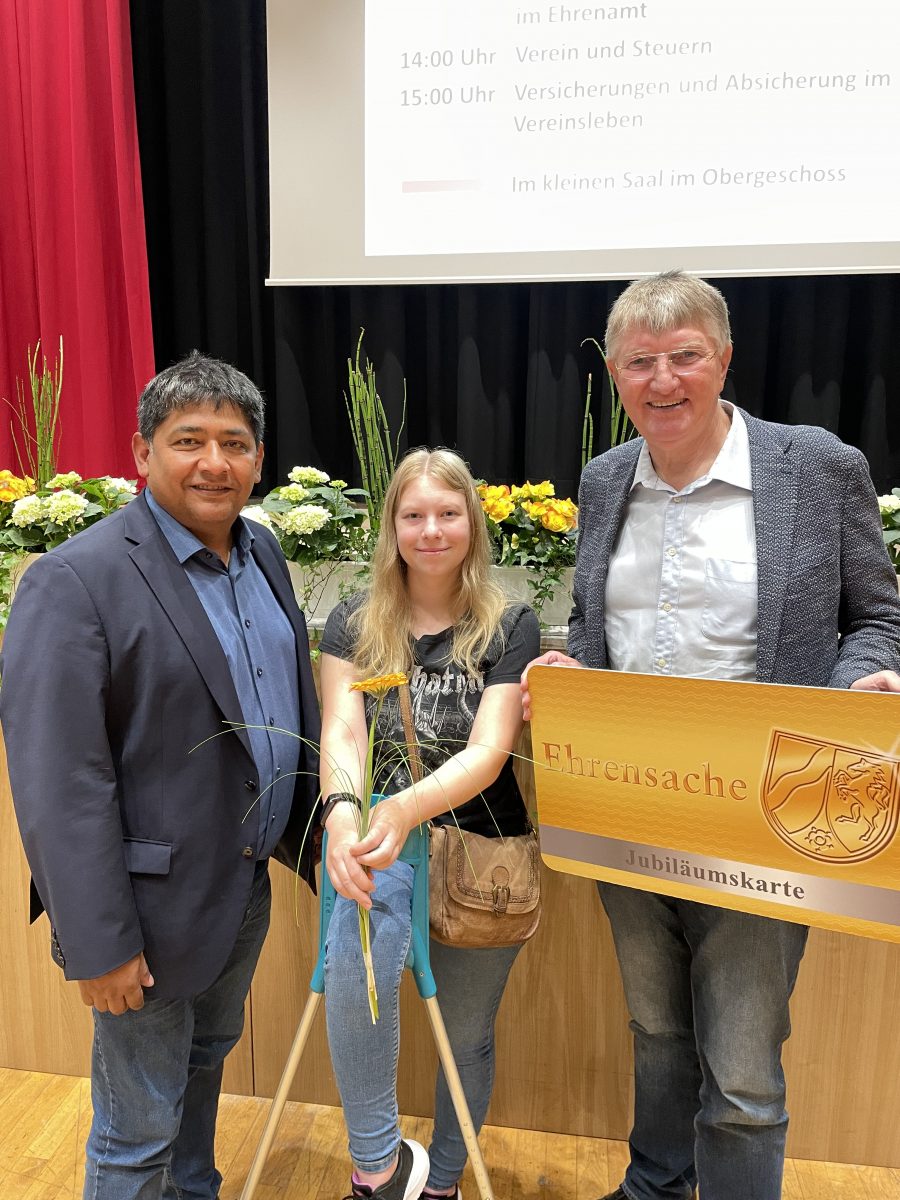 Adhemar Molzberger (l.) und Detlef Rujanski (r.) gratulieren Sarah Dehn, die die Ehrenamtskarte der Stadt Siegen verliehen bekam.