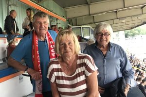 Peter und Birgit Eberlein sowie Detlef Rujanski (im Bild von rechts nach links) von der SPD-Fraktion Siegen feuerten die Sportfreunde beim Heimspiel gegen die SG Finnentrop/Bamenohl an.