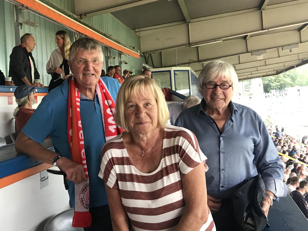 Peter und Birgit Eberlein sowie Detlef Rujanski (im Bild von rechts nach links) von der SPD-Fraktion Siegen feuerten die Sportfreunde beim Heimspiel gegen die SG Finnentrop/Bamenohl an.