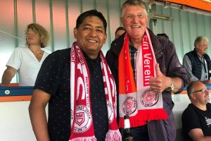 Die beiden Vorsitzenden der SPD-Fraktion Siegen, Adhemar Molzberger (l.) und Detlef Rujanski (r.) waren als begeisterte Anhänger der Sportfreunde Siegen beim Saisoneröffnungsspiel der Sportfreunde gegen Türkspor Dortmund im Leimbachstadion.
