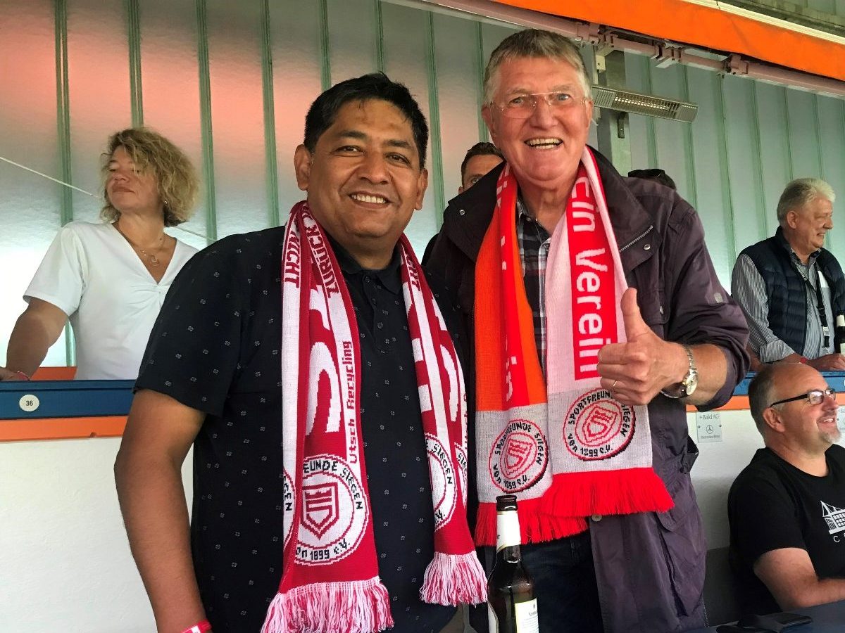 Die beiden Vorsitzenden der SPD-Fraktion Siegen, Adhemar Molzberger (l.) und Detlef Rujanski (r.) waren als begeisterte Anhänger der Sportfreunde Siegen beim Saisoneröffnungsspiel der Sportfreunde gegen Türkspor Dortmund im Leimbachstadion.