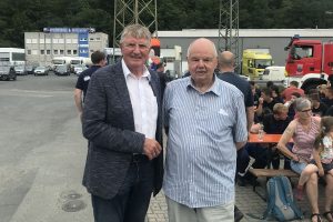 Die Mitglieder der SPD-Fraktion Siegen, Detlef Rujanski (l.) und Harold Solms (r.) gratulierten der Jugendfeuerwehr Alchetal zum 25-jährigen bestehen.