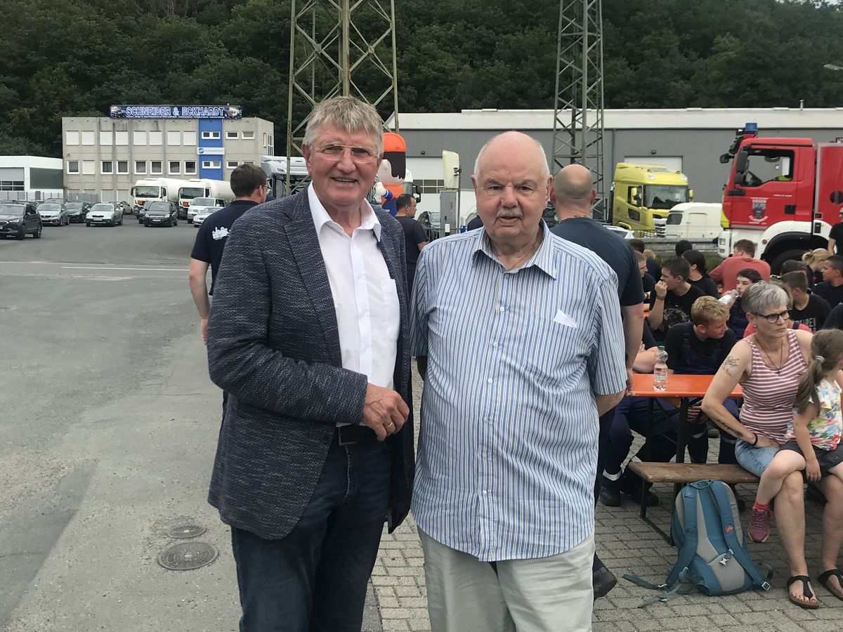 Die Mitglieder der SPD-Fraktion Siegen, Detlef Rujanski (l.) und Harold Solms (r.) gratulierten der Jugendfeuerwehr Alchetal zum 25-jährigen bestehen.