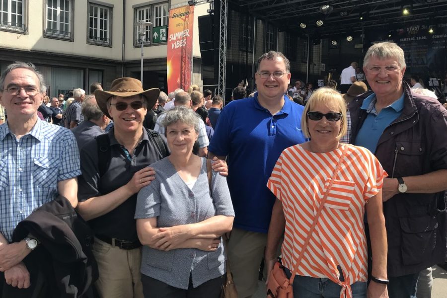 Thomas Christian, Volker und Bärbel Michel, Ingmar Schiltz, Birgit Eberlein und Detlef Rujanski (im Bild von links nach rechts), alles Mitglieder der SPD-Fraktion Siegen, bei der offiziellen Eröffnung des Stadtfestes 2023.