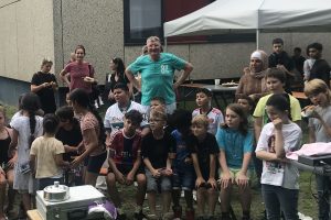 Detlef Rujanski (Bildmitte im grünen T-Shirt) , Vorsitzender der SPD-Fraktion Siegen, besuchte das Sommerfest der Stadtteilkonferenz Weidenau.