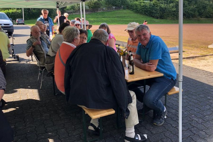 Der Vorsitzende der SPD-Fraktion Siegen, Detlef Rujanski, besuchte das Sommerfest des TuS AdH Weidenau.