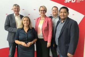 Der SPD-Unterbezirk Siegen-Wittgenstein hat neue Vorsitzende. Detlef Rujanski (l.) und Ingmar Schiltz (2.v.r.) gratulierten der neu gewählten Doppelspitze, Nicole Reschke (m.) und Adhemar Molzberger (r.). SPD-Bundestagsabgeordnete Luiza Licina-Bode (2.v.l.) wurde neue stellvertretende Vorsitzende des SPD-Unterbezirks Siegen-Wittgenstein.