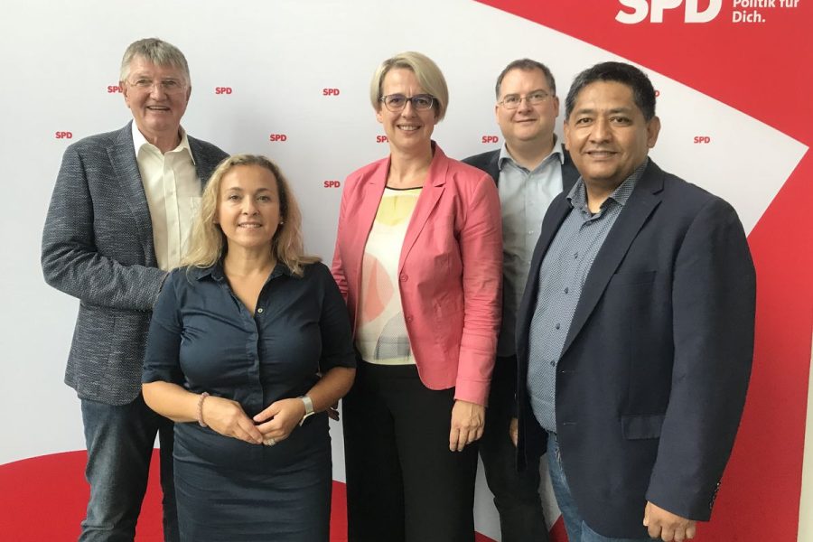Der SPD-Unterbezirk Siegen-Wittgenstein hat neue Vorsitzende. Detlef Rujanski (l.) und Ingmar Schiltz (2.v.r.) gratulierten der neu gewählten Doppelspitze, Nicole Reschke (m.) und Adhemar Molzberger (r.). SPD-Bundestagsabgeordnete Luiza Licina-Bode (2.v.l.) wurde neue stellvertretende Vorsitzende des SPD-Unterbezirks Siegen-Wittgenstein.