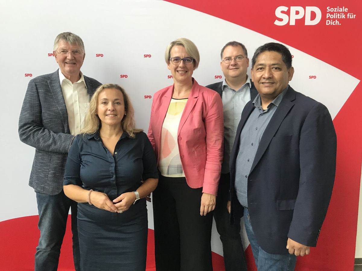 Der SPD-Unterbezirk Siegen-Wittgenstein hat neue Vorsitzende. Detlef Rujanski (l.) und Ingmar Schiltz (2.v.r.) gratulierten der neu gewählten Doppelspitze, Nicole Reschke (m.) und Adhemar Molzberger (r.). SPD-Bundestagsabgeordnete Luiza Licina-Bode (2.v.l.) wurde neue stellvertretende Vorsitzende des SPD-Unterbezirks Siegen-Wittgenstein.