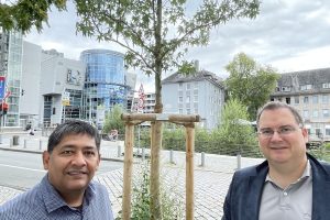 Adhemar Molzberger (l.), stellvertretender Vorsitzender der SPD-Fraktion Siegen, und Ingmar Schiltz (r.), Geschäftsführer der SPD-Fraktion Siegen, vor der Baumspende der SPD-Fraktion im Rahmen der Aktion 
