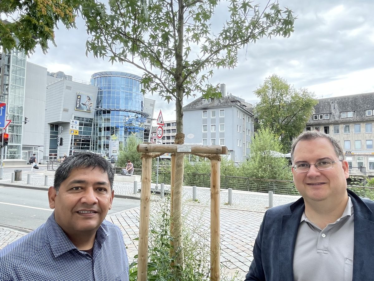 Adhemar Molzberger (l.), stellvertretender Vorsitzender der SPD-Fraktion Siegen, und Ingmar Schiltz (r.), Geschäftsführer der SPD-Fraktion Siegen, vor der Baumspende der SPD-Fraktion im Rahmen der Aktion "800 Bäume für Siegen".