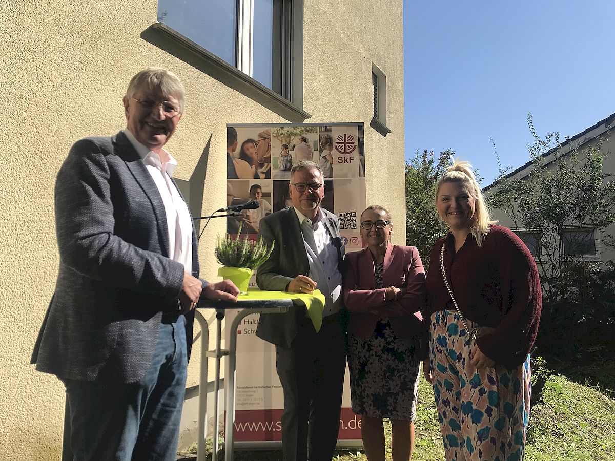 SkF-Geschäftsführer Wolfgang Langenohl (2.v.l.) begrüßte SPD-Landtagsabgeordnete Christin-Marie Stamm, SPD-Bundestagsabgeordnete Luiza Licina-Bode sowie Detlef Rujanski, Vorsitzender der SPD-Fraktion Siegen, (v.r.n.l.) bei der Eröffnung des Sozialzentrums des SkF.
