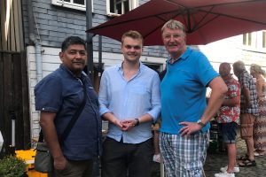 Detlef Rujanski, Vorsitzender der SPD-Fraktion Siegen, Tim Lukas Debus, SPD-Kreistagsmitglied, und Bernardo Adhemar Molzberger, stellvertretender Vorsitzender der SPD-Fraktion Siegen, (v.r.n.l.) beim Siegener Altstadtfest.