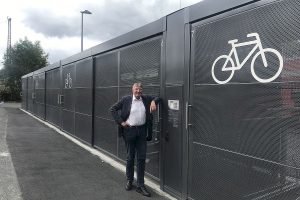 Detlef Rujanski, Vorsitzender der SPD-Fraktion Siegen, begutachtet die neue Sammelschließanlage für Fahrräder hinter dem Siegener Hauptbahnhof.