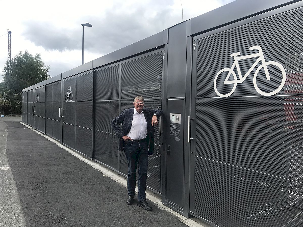 Detlef Rujanski, Vorsitzender der SPD-Fraktion Siegen, begutachtet die neue Sammelschließanlage für Fahrräder hinter dem Siegener Hauptbahnhof.