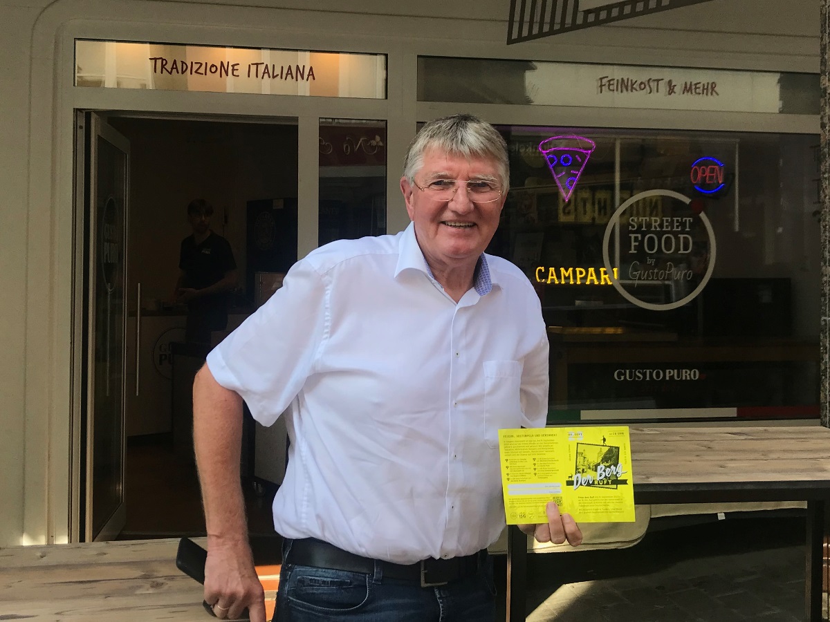 Detlef Rujanski, Vorsitzender der SPD-Fraktion Siegen, und Aufsichtsratsvorsitzender der Stadtmarketing Siegen GmbH, beim von der Stadtmarketing GmbH mitorganisierten Event "Der Berg ruft!" in der Kölner Straße.