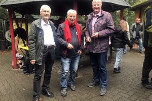 Manfred Semper (l.) und Detlef Rujanski, Vorsitzender der SPD-Fraktion Siegen (r.), gratulieren Horst Willi Kiel zum Jubiläum "40 Jahre Grillhütte Weidenau".