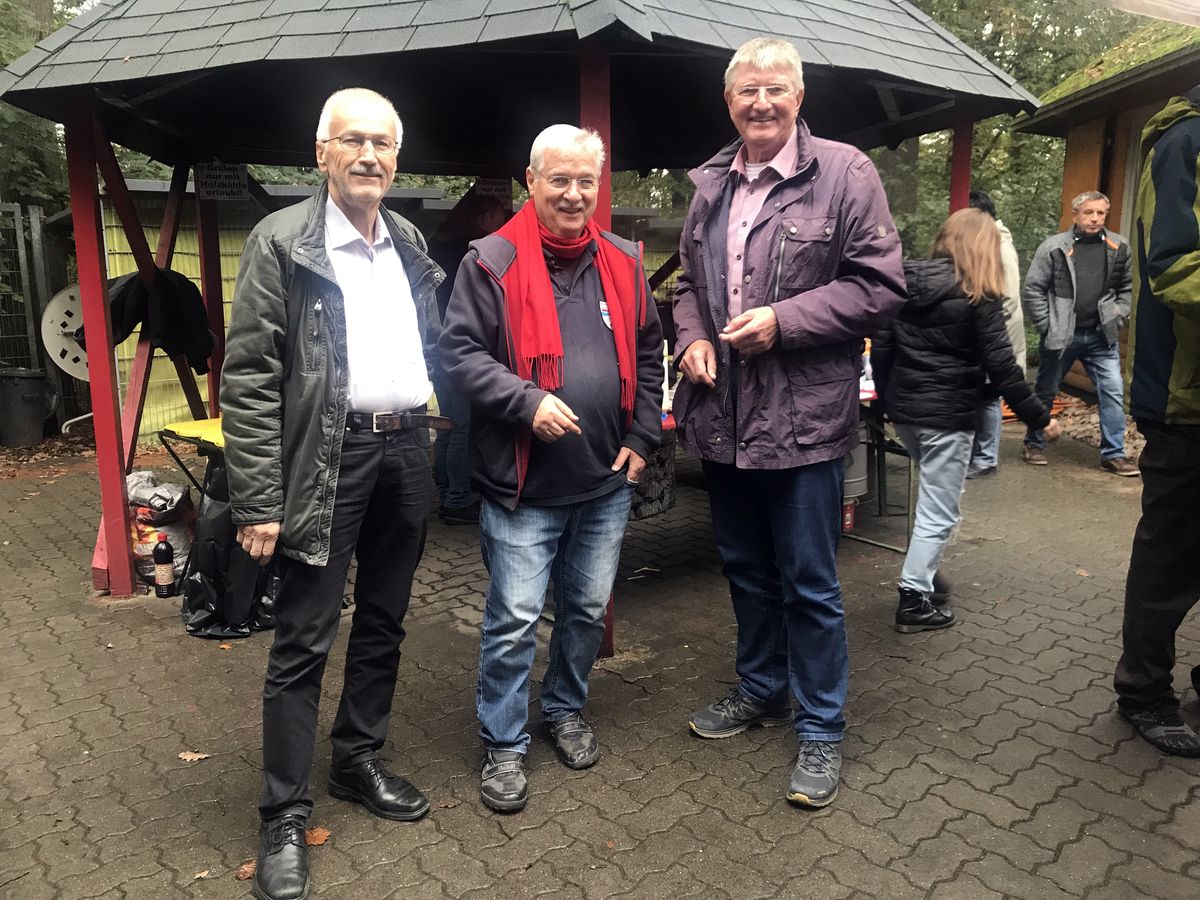 Manfred Semper (l.) und Detlef Rujanski, Vorsitzender der SPD-Fraktion Siegen (r.), gratulieren Horst Willi Kiel zum Jubiläum "40 Jahre Grillhütte Weidenau".