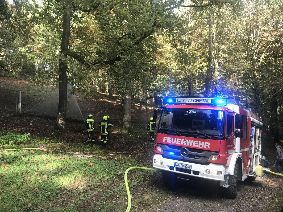 Detlef Rujanski, Vorsitzender der SPD-Fraktion Siegen, besuchte die Jahresübung der Feuerwehr Weidenau, bei der eine Wasserversorgung mittels langer Wegstrecke in den Weidenauer Tiergarten hergestellt werden musste.