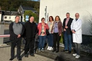 Mitglieder der Sozialdemokratischen Gemeinschaft für Kommunalpolitik (SGK) Siegen-Wittgenstein, darunter der Vorsitzende der SPD-Fraktion Siegen, Detlef Rujanski (2.v.r.), besuchten die Klinikservice Siegerland GmbH.