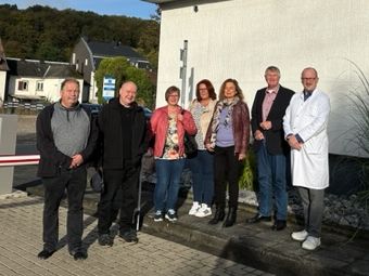 Mitglieder der Sozialdemokratischen Gemeinschaft für Kommunalpolitik (SGK) Siegen-Wittgenstein, darunter der Vorsitzende der SPD-Fraktion Siegen, Detlef Rujanski (2.v.r.), besuchten die Klinikservice Siegerland GmbH.