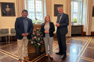 Die SPD-Bundestagsabgeordnete (MdB) Luiza Licina-Bode (m.), der stellv. Vorsitzende der SPD-Fraktion Siegen, Adhemar Molzberger (l.) und den Vorsitzende der SPD-Fraktion Siegen, Detlef Rujanski (r.), nahmen an der Feierstunde der Stadt Siegen anlässlich des Tags der Deutschen Einheit am 03.10.2023 im historischen Ratssaal des Rathauses Siegen teil.