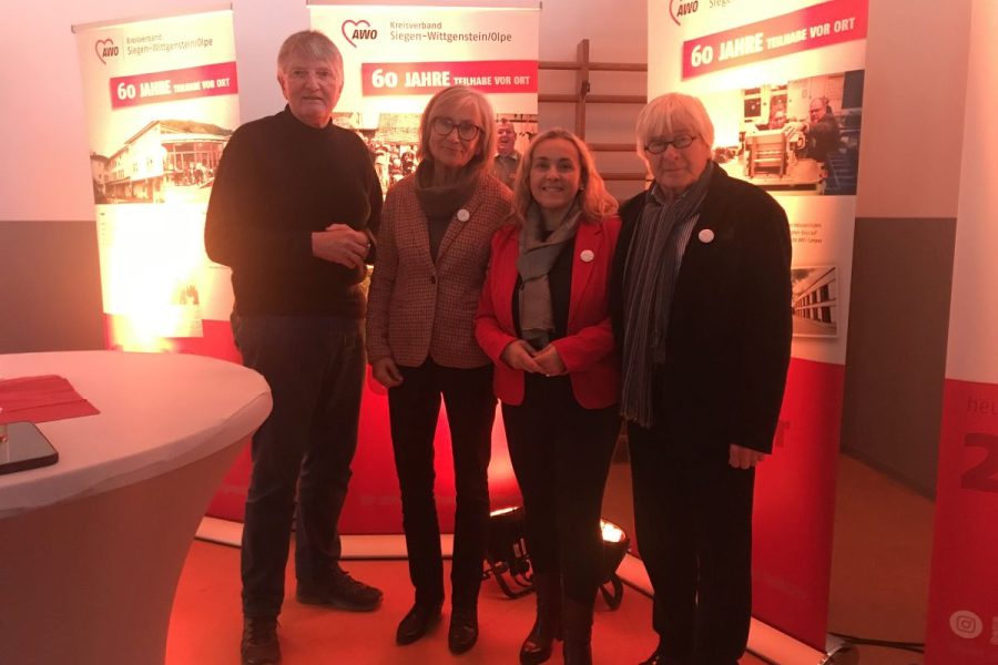 Detlef Rujanski (Vorsitzender der SPD-Fraktion Siegen und AWO-Mitglied), Sibylle Schwarz (SPD-Stadtverordnete und AWO-Mitglied), Luiza Licina-Bode (SPD-MdB) sowie Peter Eberlein (AWO-Ehrenvorsitzender) auf der Lichterwelt im Rahmen der Jubiläumsfeierlichkeiten 60 Jahre Teilhabe vor Ort bei der AWO Siegen-Wittgenstein/Olpe.
