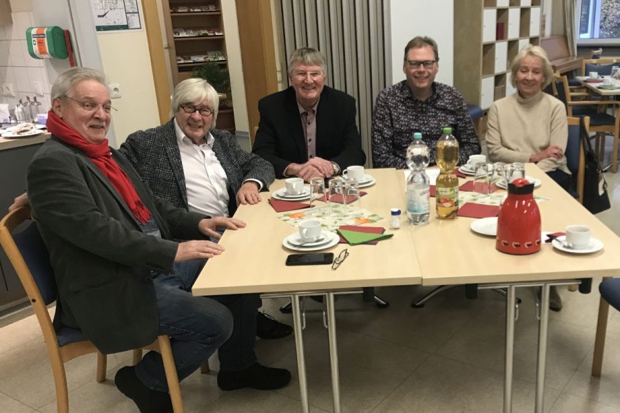 Die SPD- und AWO-Mitglieder Horst Willi Kiel, Peter Eberlein und Detlef Rujanski mit den AWO Hauptamtlichen Matthias Hess und Iris Stricker (v.l.n.r.) bei der Mitgliederversammlung des AWO-Ortsvereins Hüttental-Kreuztal.