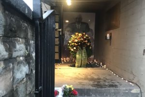Vor 85 Jahren wurde die Synagoge in Siegen von den Nazis bis auf die Grundmauern niedergebrannt. Daran wurde am 09.11.2023 am Platz der Synagoge gedacht und ein Kranz niedergelegt.
