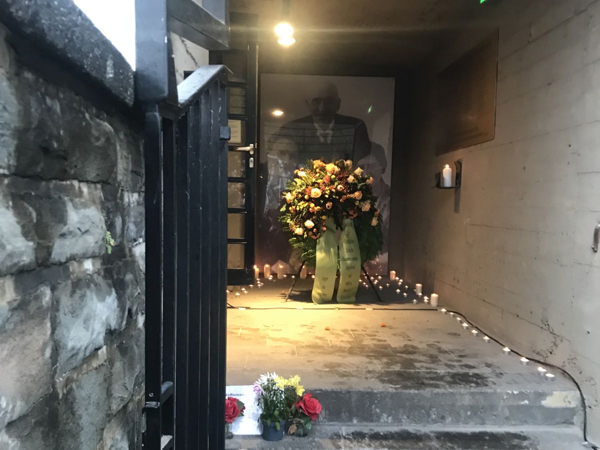 Vor 85 Jahren wurde die Synagoge in Siegen von den Nazis bis auf die Grundmauern niedergebrannt. Daran wurde am 09.11.2023 am Platz der Synagoge gedacht und ein Kranz niedergelegt.