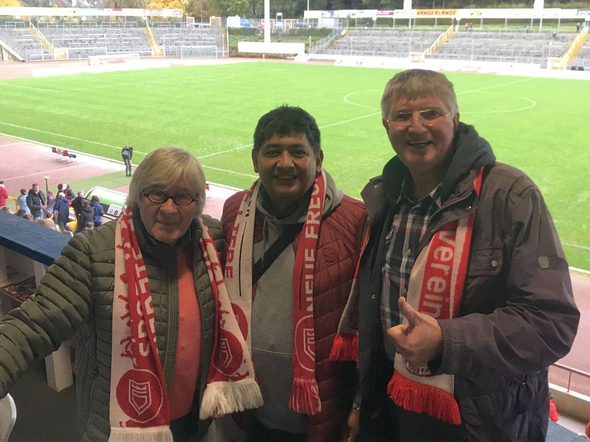 Die Mitglieder der SPD-Fraktion Siegen Peter Eberlein, Adhemar Molzberger und Detlef Rujanski (v.l.n.r.) feierten den Heimsieg der Sportfreunde Siegen über den Tabellenführer aus Lotte.