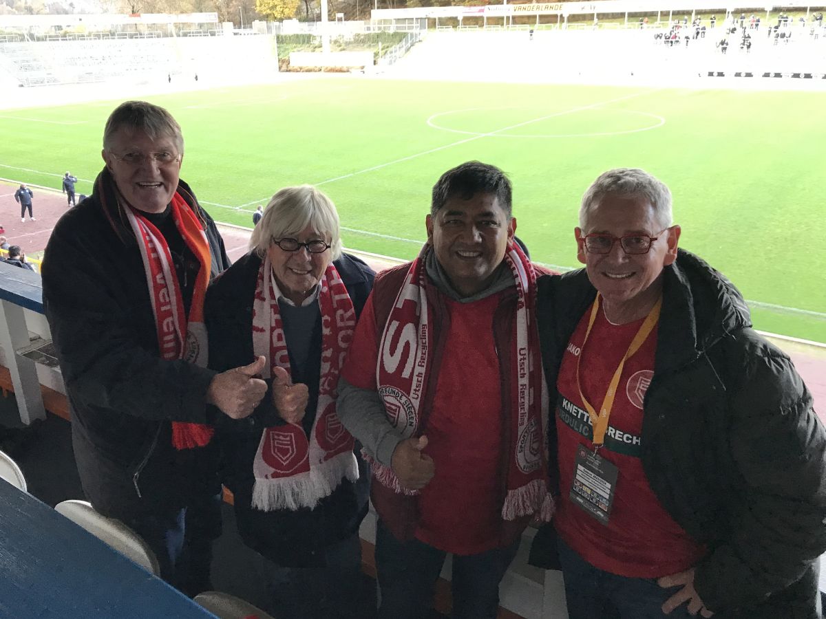 Treue Fans der Sportfreunde Siegen: Detlef Rujanski, Peter Eberlein und Adhemar Molzberger mit Wolfgang Cavelius, Vorstandsmitglied der Sportfreunde Siegen (v.l.n.r.).