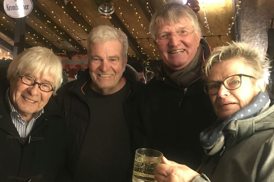 Peter Eberlein, Wolfgang Narrjes, Detlef und Nanny Rujanski (v.l.n.r.) bei der Eröffnung des Weihnachtsmarktes in Siegen.